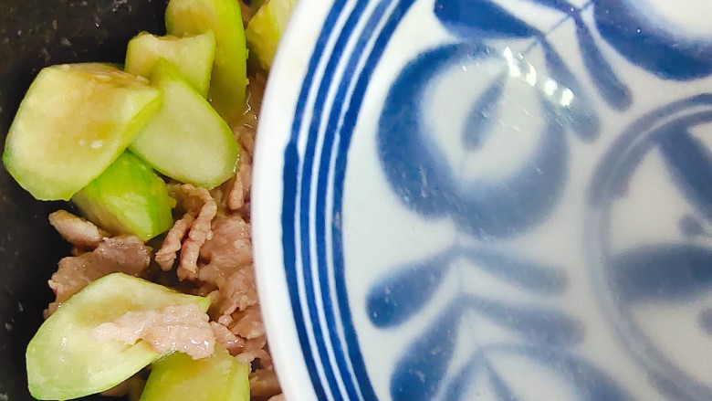 丝瓜肉片,加适量热开水,继续翻炒