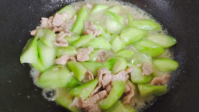 丝瓜肉片,翻炒至丝瓜变软,体积变小