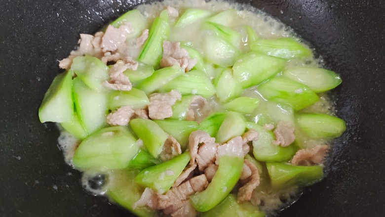 丝瓜肉片,翻炒至丝瓜变软，体积变小