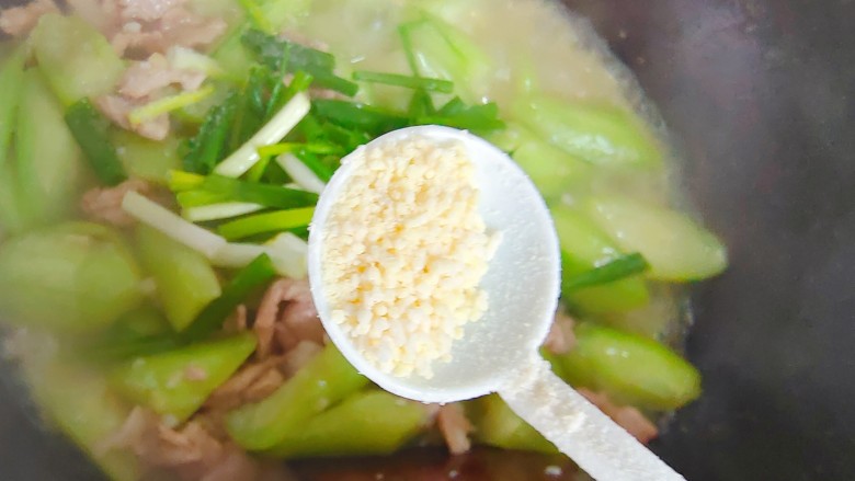 丝瓜肉片,加少许鸡精,翻炒均匀,即可