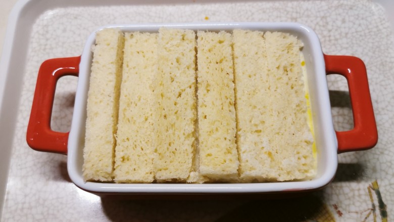 法式牛奶烤吐司,码放到烤盘,充分吸收牛奶鸡蛋液。