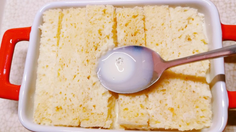 法式牛奶烤吐司,用勺子轻轻按压,便于吐司条将牛奶鸡蛋液完全吸收。