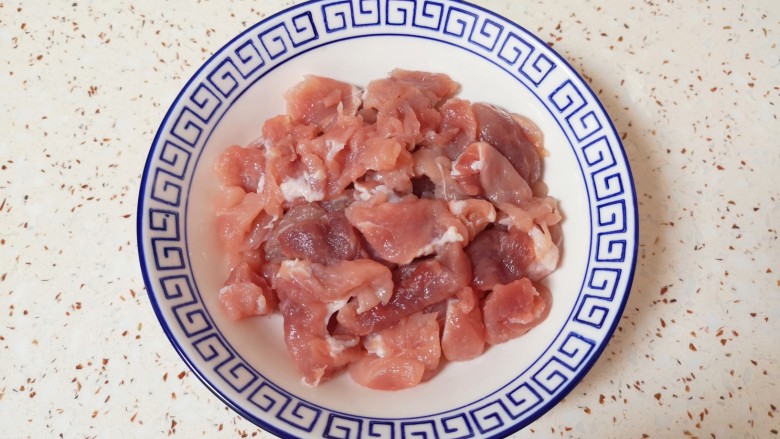 丝瓜肉片,<a style='color:red;display:inline-block;' href='/shicai/ 429'>瘦肉</a>切成片,放少许盐抓捏至发粘。