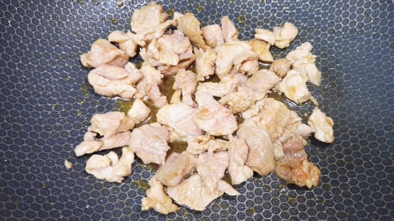 丝瓜肉片,炒锅内倒适量的食用油烧热,下入腌好的肉片翻炒至变色,盛出备用。