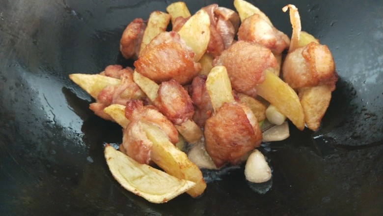 雪碧鸡翅,炒香葱姜蒜,倒入鸡翅。