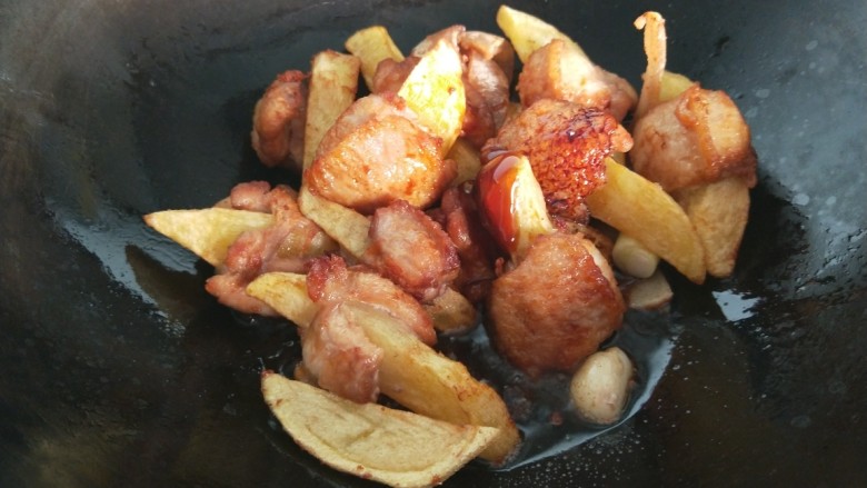 雪碧鸡翅,加入料酒,<a style='color:red;display:inline-block;' href='/shicai/ 788'>生抽</a>,红烧酱油。