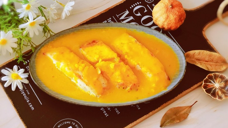 金汤鱼,汤汁浇到鱼块上面,趁热食用。