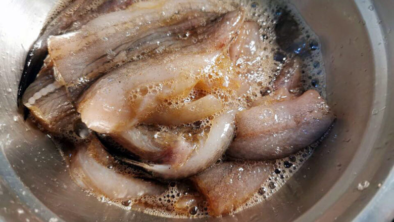 金汤鱼,龙头鱼片拌入腌鱼酱汁,抓腌15分钟
