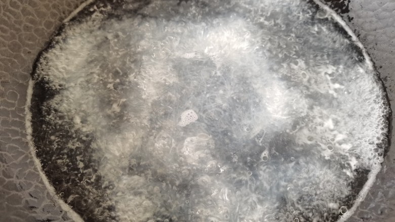 凉拌粉丝黄瓜,锅里水开放入泡好的粉丝焯水一分钟乐,捞出过凉水沥干水份