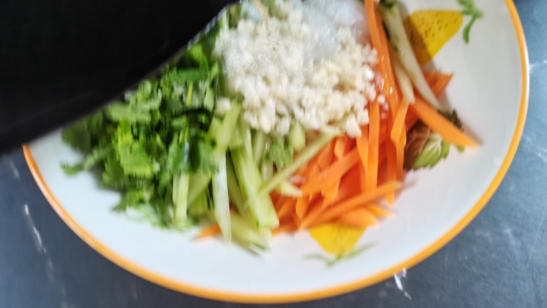 凉拌粉丝黄瓜,放入香菜,蒜末淋上热油