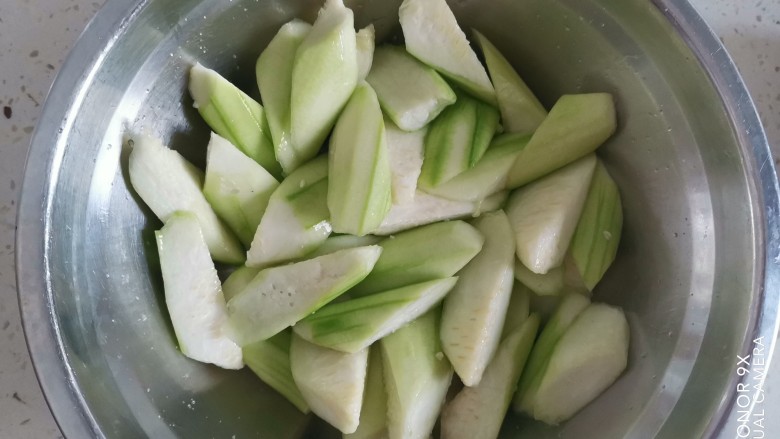 丝瓜肉片,把削皮切成滚刀块,加入适量的盐,抓拌均匀,腌制片刻
