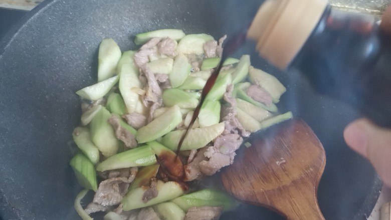 丝瓜肉片,加入一勺生抽,翻炒均匀