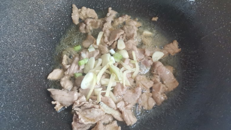 丝瓜肉片,加入葱姜蒜,翻炒出香味