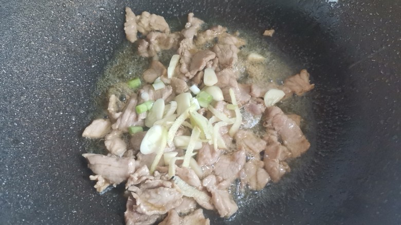 丝瓜肉片,加入葱姜蒜，翻炒出香味