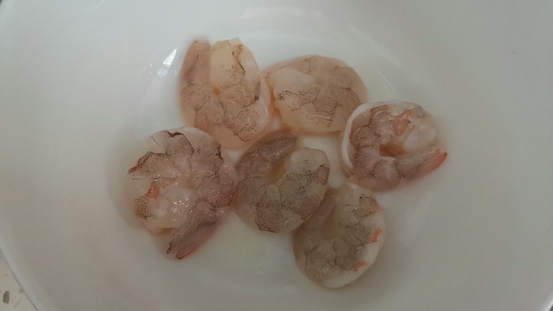 杂炒时蔬,虾剥掉虾壳,抽掉虾线,然后在背部划一刀