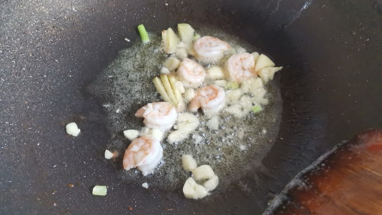 杂炒时蔬,起锅烧油,倒入虾仁,翻炒至变色,再下入葱姜蒜,炒出香味