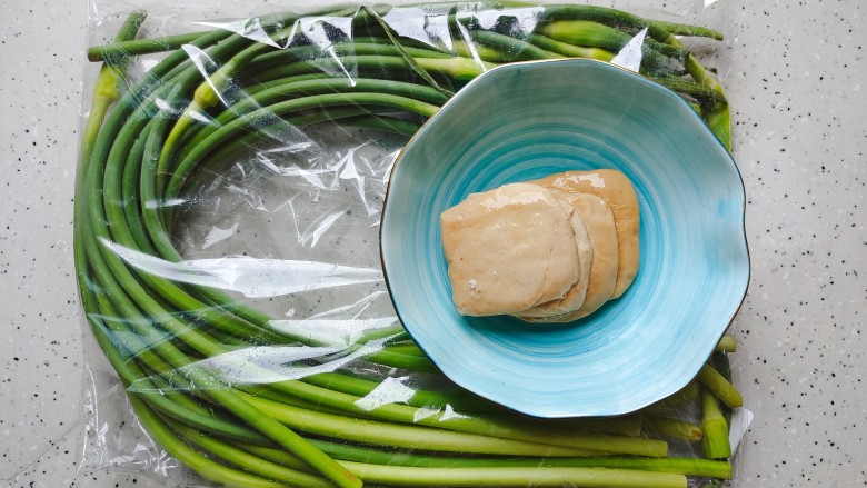 蒜苔香干,首先我们准备好所有食材