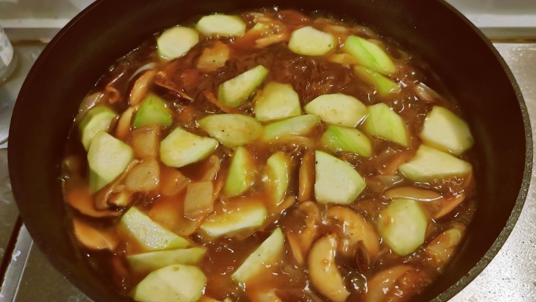 香菇肉片煲,丝瓜断生后,关火出锅。