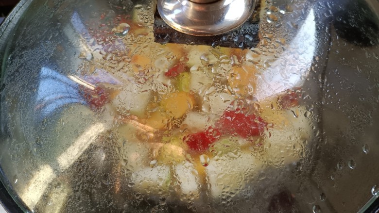 杂炒时蔬,加点水,盖上盖子