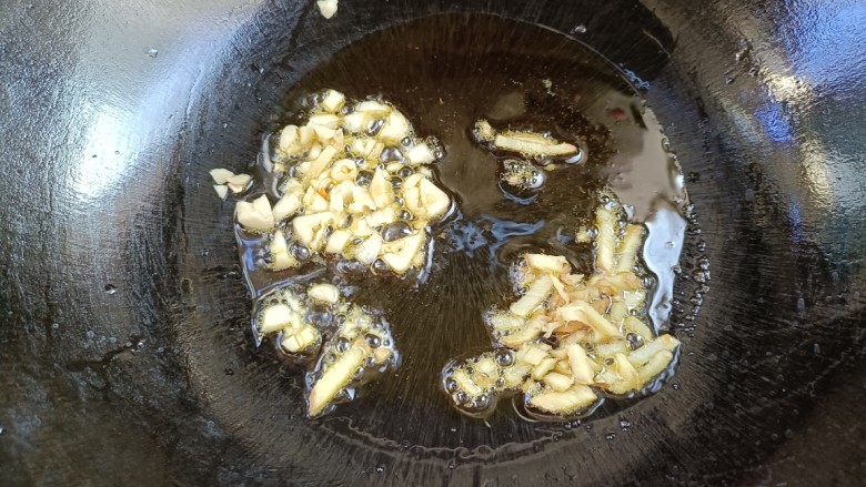杂炒时蔬,起锅烧油,放入生姜大蒜末,炸出香味