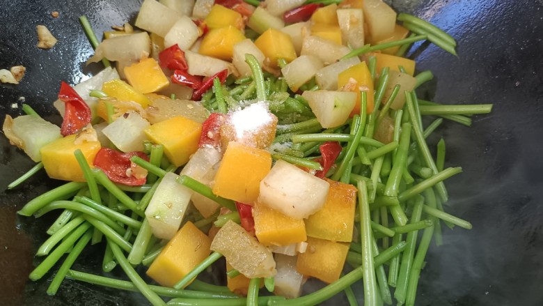 杂炒时蔬,加入食盐,味精,炒匀