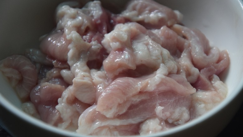 香菇肉片煲,加入食用油和食用小苏打抓匀,腌制十五分钟