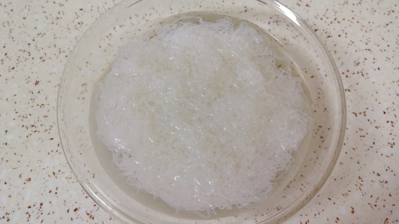 凉拌粉丝黄瓜,锅里放水烧开,下入魔芋粉丝焯水5分钟,捞出过凉水,控一下水分备用。