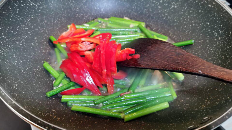 蒜苔香干,蒜苔炒变色后,加入彩椒