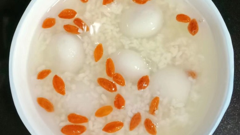 水果酒酿汤圆,再放入汤圆