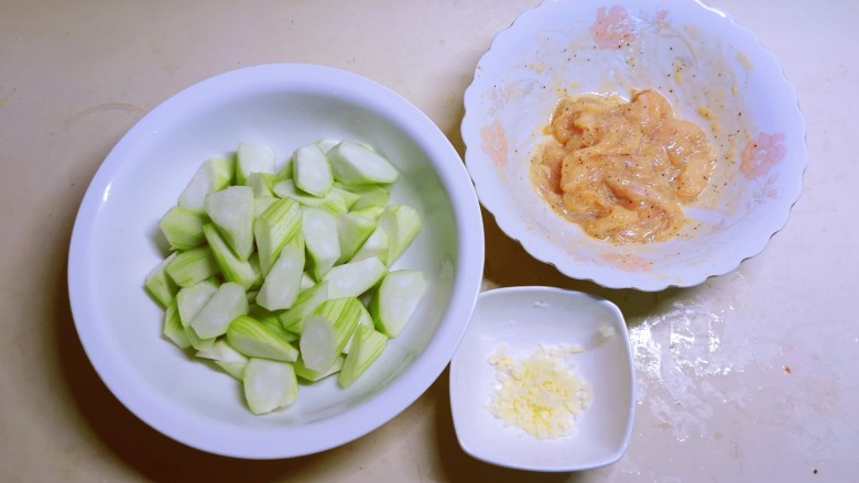 丝瓜肉片,<a style='color:red;display:inline-block;' href='/shicai/ 57'>丝瓜</a>去皮切块,蒜切碎备用。