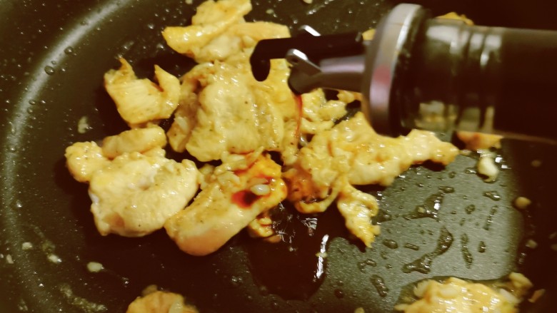 丝瓜肉片,放入肉片翻炒变色,加入酱油提味。