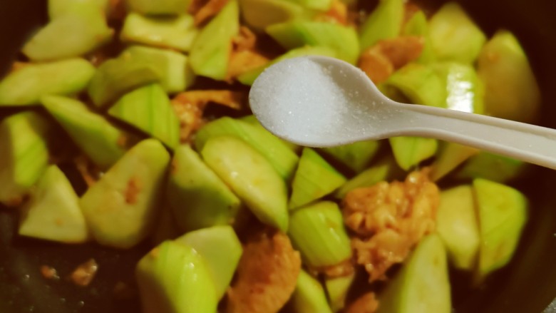 丝瓜肉片,按自己口味加入盐调味,翻拌均匀即可关火出锅。