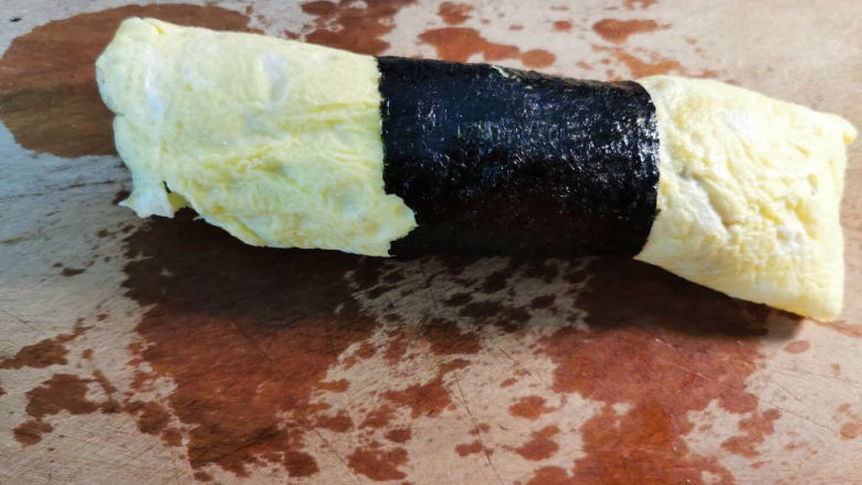 土豆泥蛋卷,包好的模样,它是有"腰身"的哟