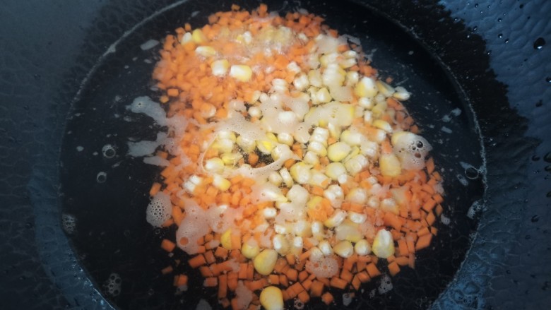 土豆泥蛋卷,锅里水烧开加入少许盐几滴油,放入玉米,胡萝卜粒焯水一分钟
