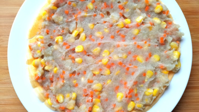 土豆泥蛋卷,蛋皮均匀的铺上土豆泥,一边慢慢的卷起