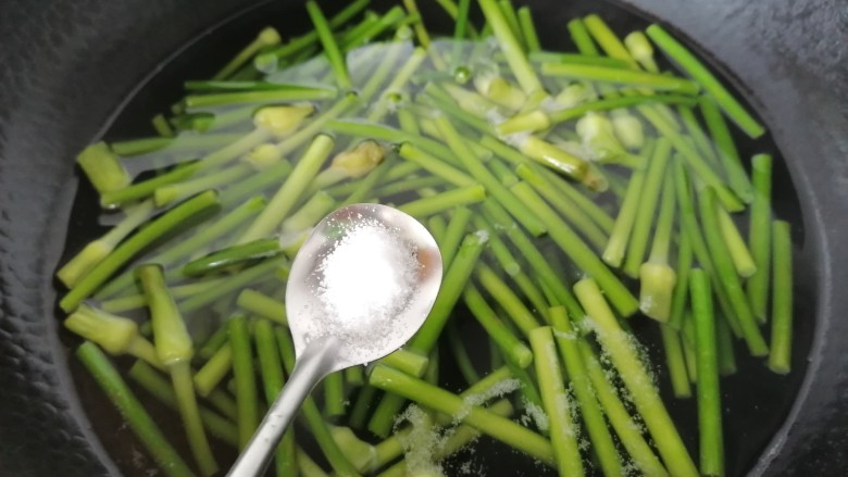 蒜苔香干,加入少许盐使其颜色更翠绿