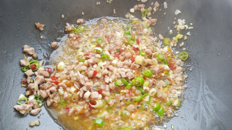 蒜苔香干,加入一勺<a style='color:red;display:inline-block;' href='/shicai/ 718'>料酒</a>,适量食盐翻炒均匀。