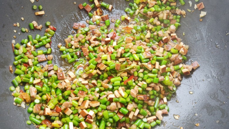 蒜苔香干,加入一勺<a style='color:red;display:inline-block;' href='/shicai/ 788'>生抽</a>,一勺耗油翻炒均匀。