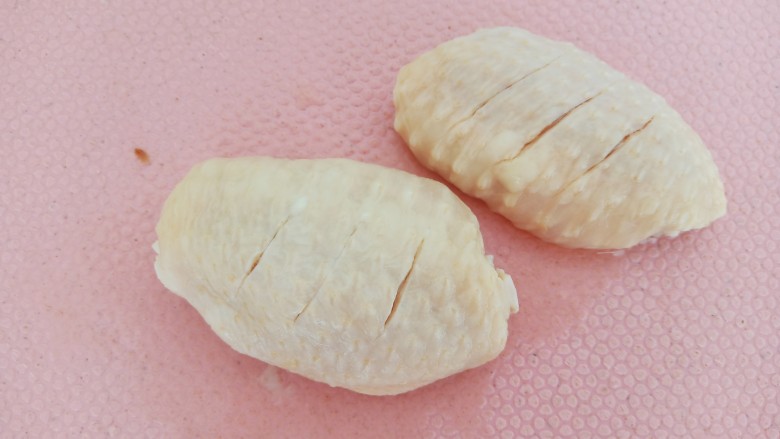 雪碧鸡翅,一斤<a style='color:red;display:inline-block;' href='/shicai/ 96'>鸡翅</a>中清洗干净,改刀备用。