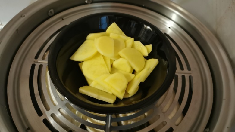 土豆泥蛋卷,<a style='color:red;display:inline-block;' href='/shicai/ 23'>土豆</a>去皮切片,放入蒸锅蒸熟。