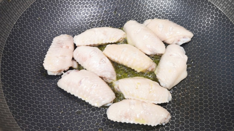 雪碧鸡翅,炒锅内倒适量的<a style='color:red;display:inline-block;' href='/shicai/ 848'>菜籽油</a>烧热,放入鸡翅。