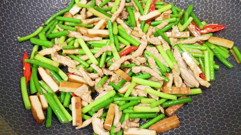 蒜苔香干,翻炒均匀即可!