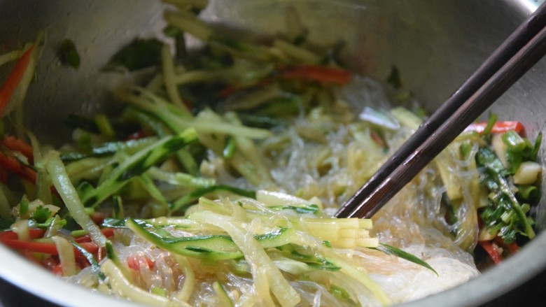 凉拌粉丝黄瓜,将所有食材混合在一起,拌匀