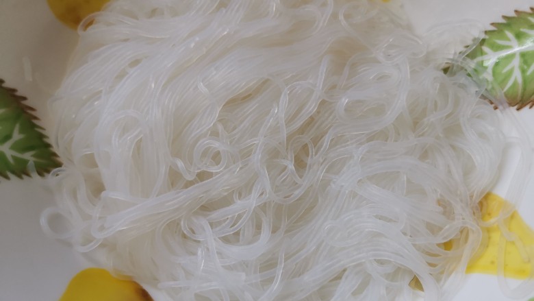 凉拌粉丝黄瓜,捞起沥干水分加适量食用油搅拌均匀,以免粘在一起