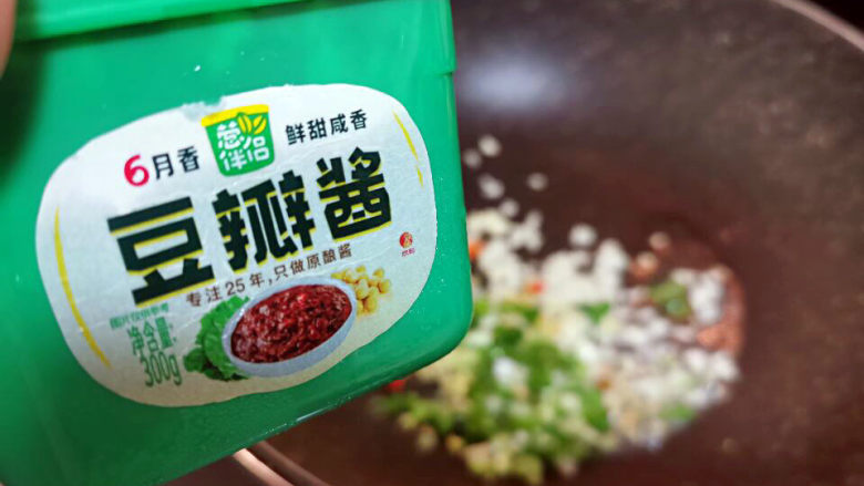 麻婆豆腐恋上白鲳鱼,来勺<a style='color:red;display:inline-block;' href='/shicai/ 705'>豆瓣酱</a>(这种是纯豆瓣香,不辣)