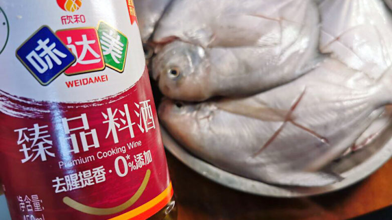 麻婆豆腐恋上白鲳鱼,鲳鱼表面划两刀,好看又易入味,来点料酒