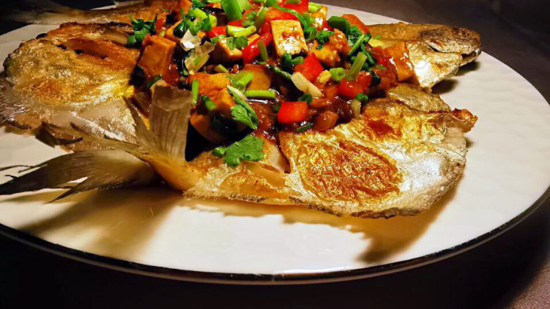 麻婆豆腐恋上白鲳鱼,煎好的白鲳鱼放入成品盘,中间加入麻婆豆腐,就完成了,记得多配些米饭