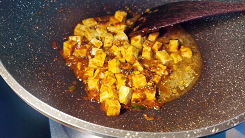 麻婆豆腐恋上白鲳鱼,加一杯水,加入豆腐丁,大火煮开,小火收汁
