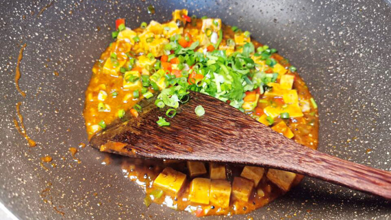 麻婆豆腐恋上白鲳鱼,加入葱花,香菜,红椒,就是麻婆豆腐