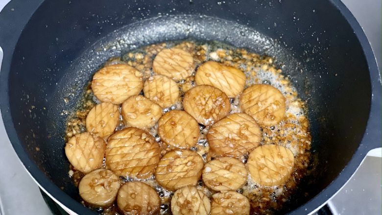 蒜香黄油杏鲍菇,鲜美弹嫩,比肉还好吃!,炒匀后,大火收汁。